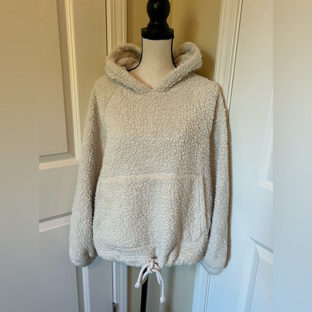 American Eagle over sized Cream Sherpa Jacket/sweatshirt hoodie